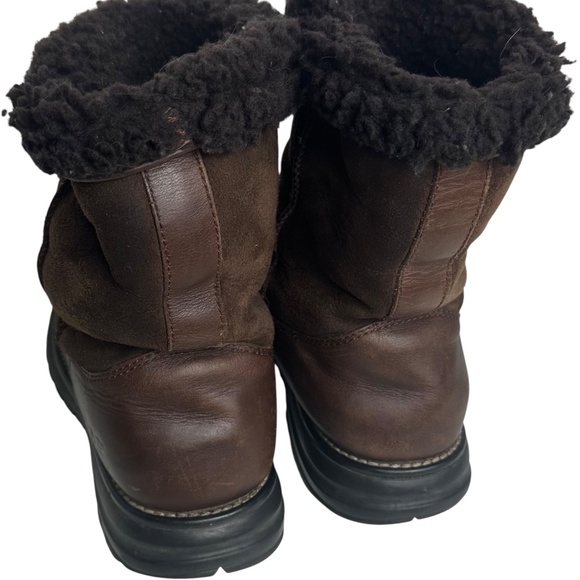 UGG Boots Womens Sz 9 Leather Shearling Fur Lined Short 5381 Brown Slip On - Picture 5 of 10